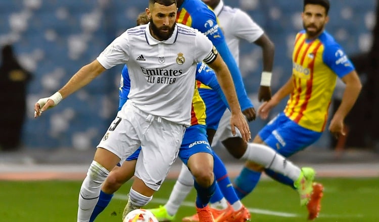 Karim Benzema del Real Madrid conduce el balón durante el partido contra Valencia. Foto:EFE