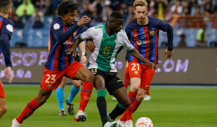 El  brasileño del Betis Luiz Henrique (cent.) lucha con Frenkie de Jong (ders) y Jules Koundé del Barcelona por el balón. Foto:EFE