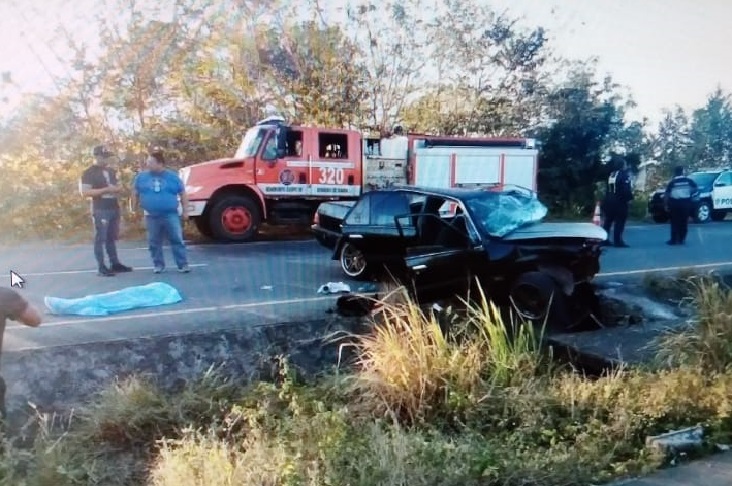 La menor se salió del auto, mientras que el conductor quedó atrapado dentro del vehículo. Foto: Eric A. Montenegro