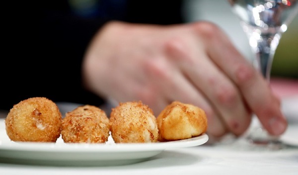 Italianos y franceses pugnan por ser los padres de la croqueta. Foto: EFE