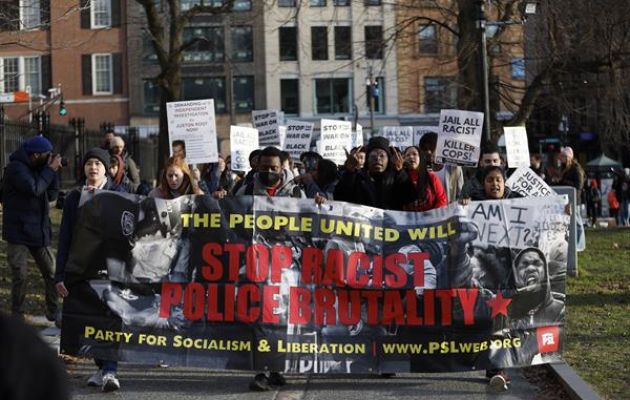 Personas se manifiestan por la muerte del joven afroamericano Tyre Nichols, de 29 años. Foto: EFE