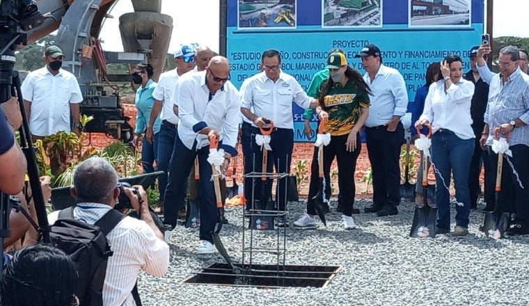 Mariano Rivera realiza la primera palada.  Foto: Eric Montenegro