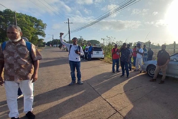 Desde temprano, la fila de desempleados comenzó a formarse a las afueras del proyecto, en donde se espera al presidente Laurentino Cortizo, para la colocación de la primera piedra de esta obra. Foto. Eric Montenegro