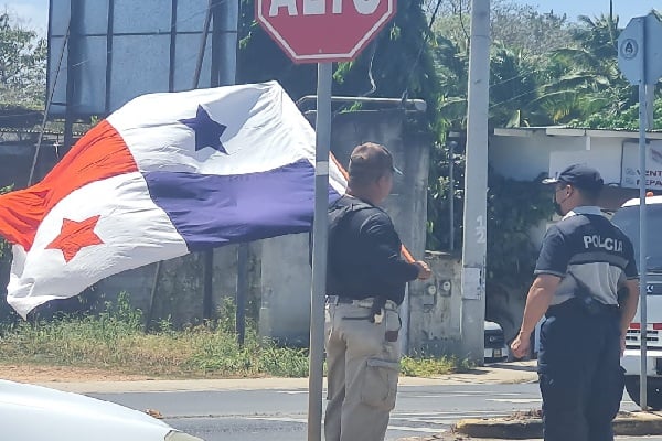 El capitán retirado Juan Alberto Poveda, bandera al hombro protesta por la violencia que ha provocado la baja de varios uniformados. Foto. Thays Domínguez,