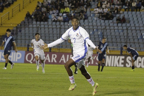 Kevin Walder festeja su gol contra Guatemala. Foto: Fepafut