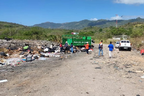 Los niños ingresan al vertedero cuando los empleados municipales culminan su turno. Foto. Eric Montenegro