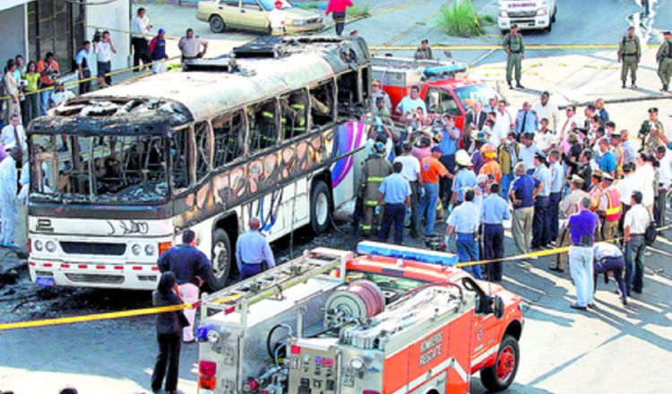 Bus incendiado en el sector de La Cresta, hecho ocurrido el 23 de octubre de 2006. Archivo.