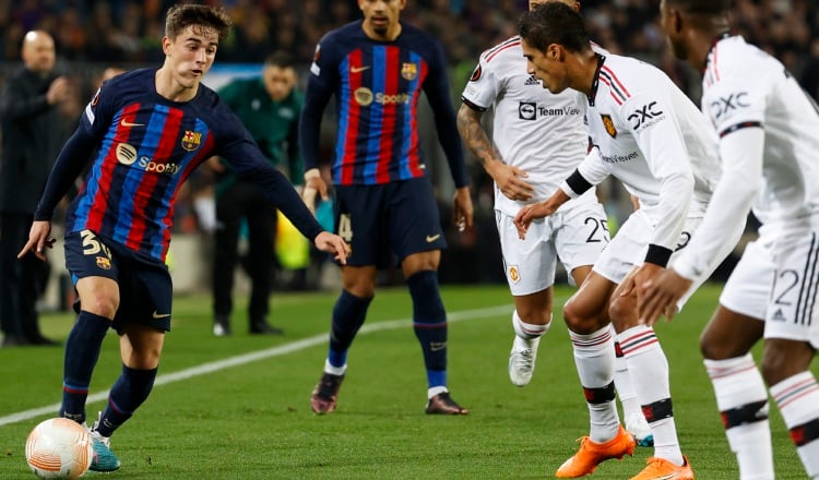 Gavi del Barcelona (izq.) controla el balón ante Raphael Varane. Foto:EFE 