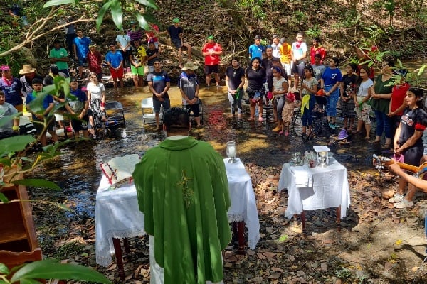 El sacerdote Jonathan Mendoza, dijo que los jóvenes buscan un acercamiento con Dios. Foto. Thays Domínguez