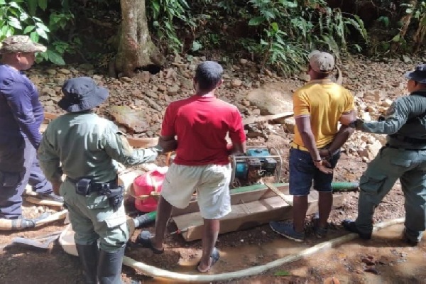 Estas dos personas fueron conducidas a la Fiscalía Ambiental del Ministerio Público, por la práctica de minería ilegal. Foto. MiAmbiente