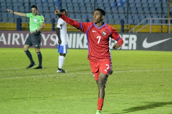 Kevin Walder de Panamá festeja su gol contra Cuba. Foto: Fepafut