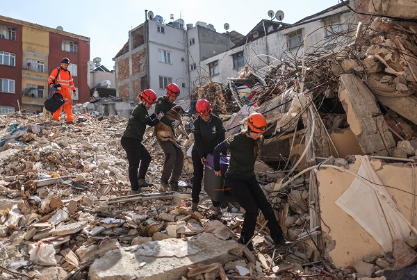 Todavía hay rescates del terremoto del pasado 6 de febrero. En esta ocasión, un perro con sus cinco cachorros. Foto: EFE