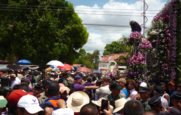 Muchas personas viajan de otras provincias y países para visitar al Nazareno. Foto / Melquiades Vásquez.