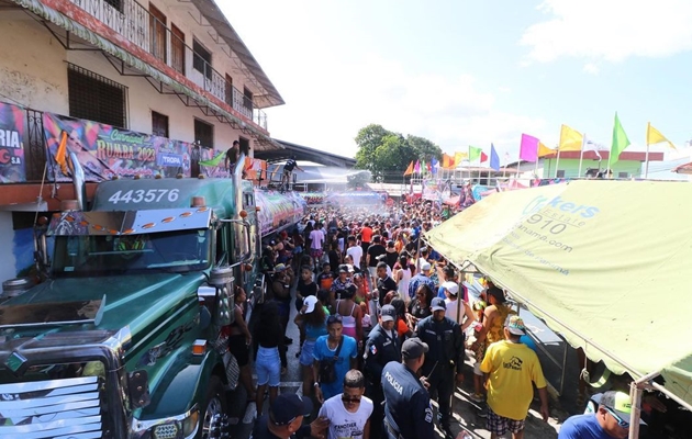 Las autoridades de la zona utilizaron la cancha San Nicolás de Bari para las festividades. Foto / @derumbaarraijan.