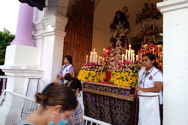 Centenares de creyentes caminan llenos de fe, esperanza y alegría al encuentro con la imagen del milagroso Cristo Jesús Nazareno. Foto. Melquíades Vásquez 