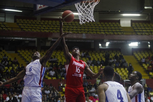 Eric Romero de Panamá (cent.) lanza el balón junto a Antonio Pera de República Dominicana. Foto: EFE 