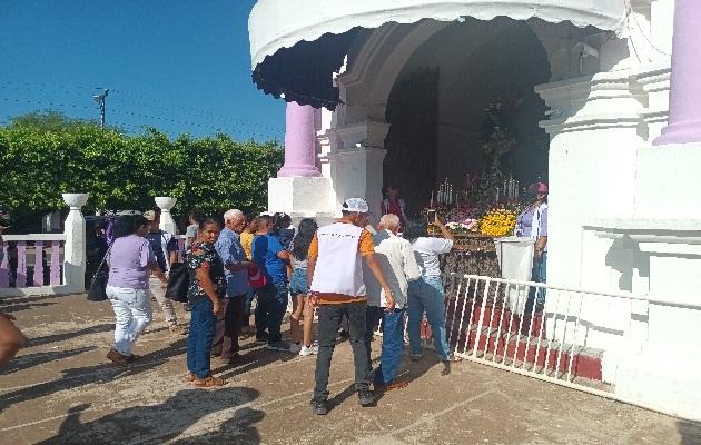  En los alrededores de la basílica menor de este distrito, todo circunda en la fe. Foto / Melquiades Vásquez.