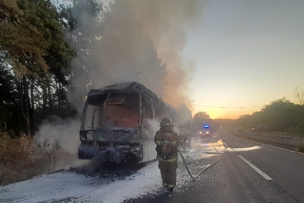 El bus con placa 5B-16 fue declarado pérdida total. Foto. Cuerpo de Bomberos