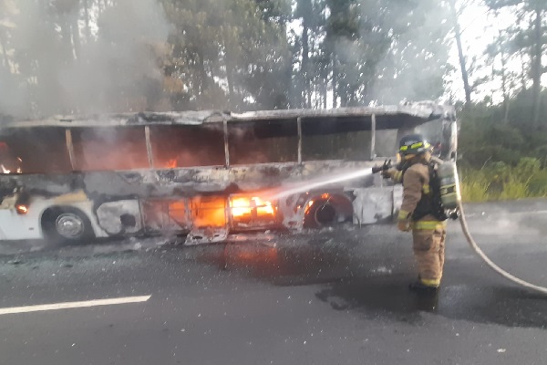 Investigan las causas que provocaron el incendio del bus de la ruta Darién-Panamá. Foto. Cuerpo de Bomberos