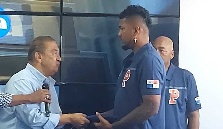 Humberto Mejia recibe la bandera para liderar la delegación de Panamá en el Clásico Mundial de Béisbol. Foto: Jaime Chávez