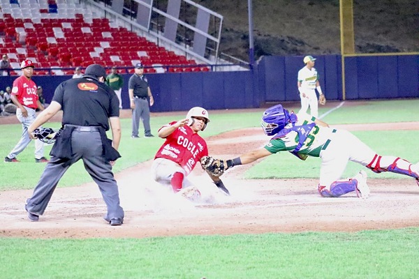 Coclé venció a Panamá Oeste en el béisbol juvenil. Foto: Fedebeis