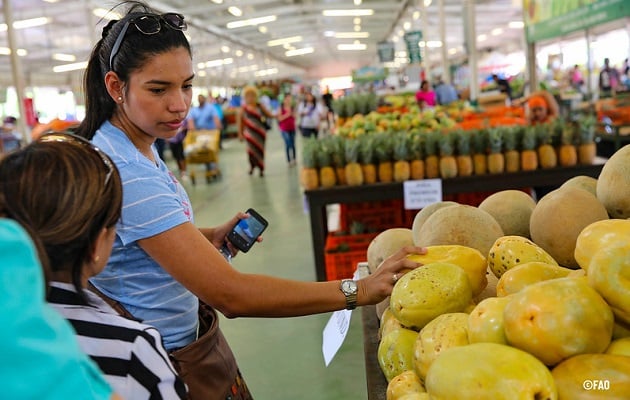 Lo que la gente come también debe ser nutritivo, recalca la FAO. Foto: FAO