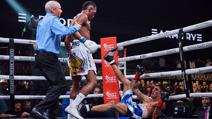 Subriel Matías derriba a Jeremías Ponce por el título de la FIB en los superligeros. Foto: Tomada de Showtime