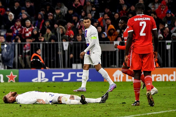 Sergio Ramos en el suelo ante la mirada de Mbapé al quedar eliminado el PSG ante Bayern en la Champions. Foto: EFE