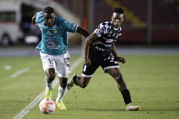 El tico Joel Campbell del Léon disputa el balón contra Víctor Médina del Tauro en la Concachampions. Foto: EFE