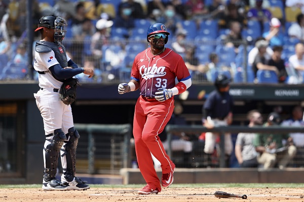 Yadir Drake anota una carrera para Cuba en el partido contra Panamá en el Clásico Mundial de Béisbol. Foto:EFE