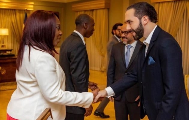 Kayra Harding junto al presidente salvadoreño, Nayib Bukele.