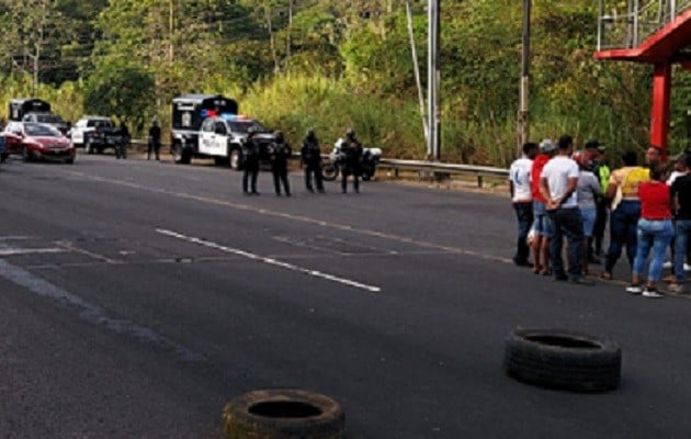 Los vehículos quedaron en la vía en medio de un descomunal tranque. Foto: Diomedes Sánchez 