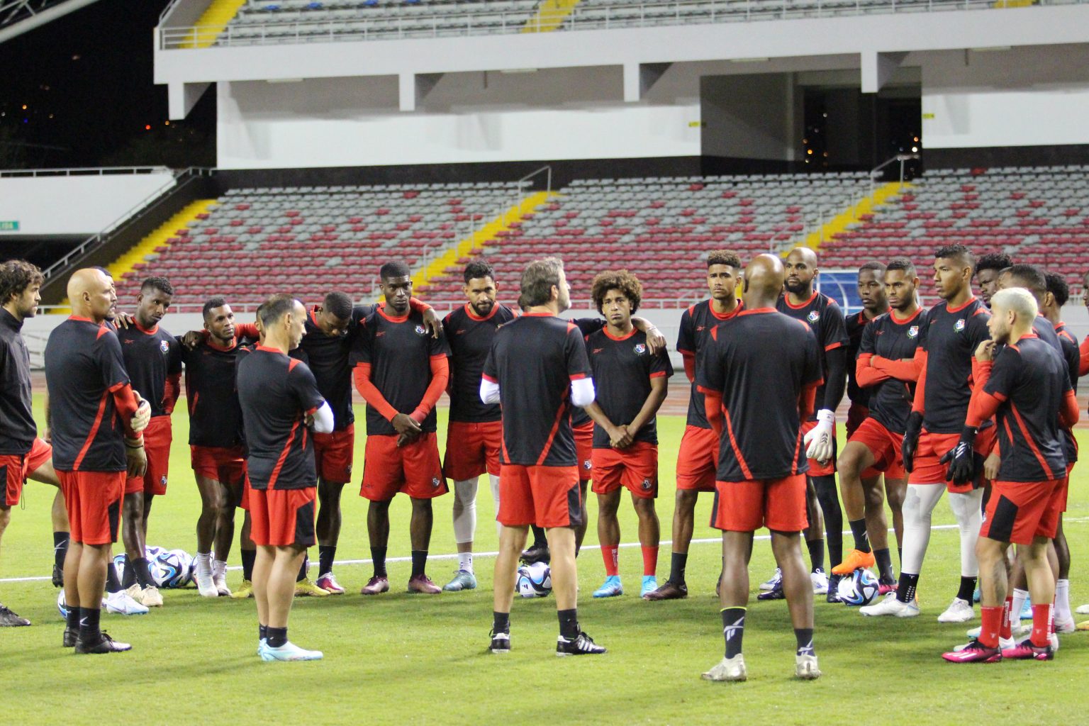 Thomas Christiansen habla con los jugadores previo al partido de Panamá ante Costa Rica. Foto: Fepafut