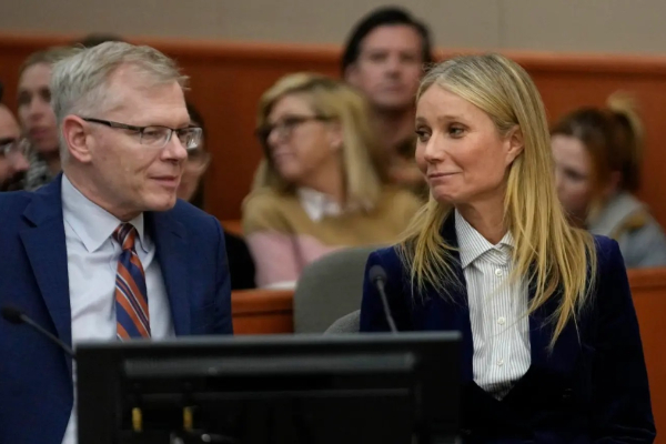 Gwyneth Paltrow y su abogado Stephen Owens sonríen después de la lectura del veredicto en el juicio por un accidente de esquí. Foto: EFE/ EPA / Rick Bowmer / Pool