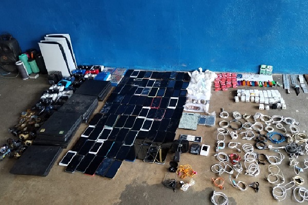 Encontraron tres routers, 25 relojes, 35 cabezotes para cargadores, 44 cables de USB, cuatro audífonos, 17 encendedores, tres baterías de celulares, 25 chips de celulares. Foto. Proteger y Servir