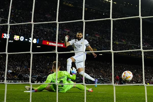 Karim Benzema anota el tercer gol del Real Madrid ante el portero Ter Stegen del Barcelona. Foto: EFE