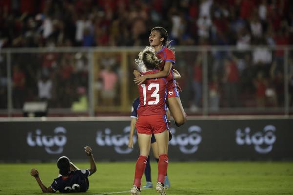 Hilary Jaén de Panamá celebra hoy con su compañera Riley Tanner tras anotar contra República Dominicana. Foto:EFE