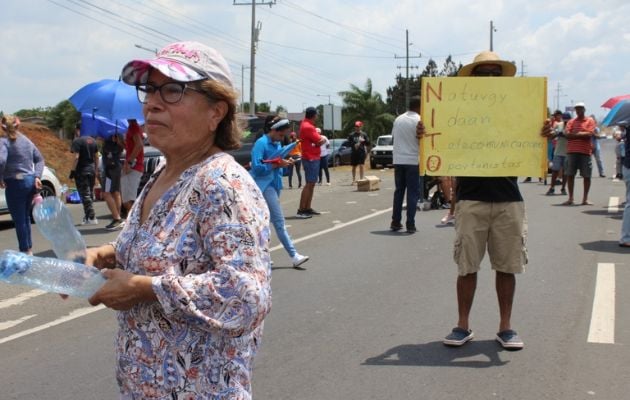 Protesta en la autopista Arraiján - La Chorrera en reclamo de agua potable. Foto: Eric Montenegro