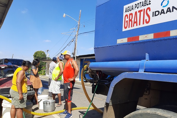 Asisten a la población con agua potable utilizando carros cisternas. Foto. Thays Dompinguez