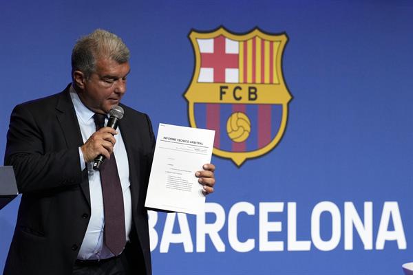 El presidente del FC Barcelona, Joan Laporta, informa de los resultados de la investigación interna llevada por la entidad azulgrana en relación al caso Negreira. Foto:EFE