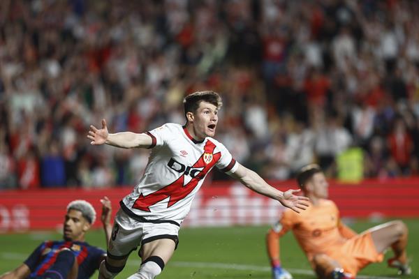 Fran García, defensa del Rayo Vallecano celebra su gol ante Barcelona. Foto: EFE