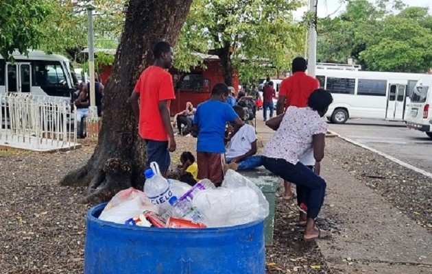 Los migrantes han abarrotado la terminal, quienes hacen sus necesidades por todas partes. Foto: Mayra Madrid