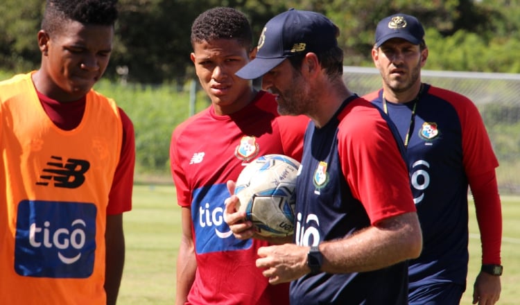 Thomas Christiansen, técnico del seleccionado nacional con el balón durante unos entrenamientos. Foto: Fepafut