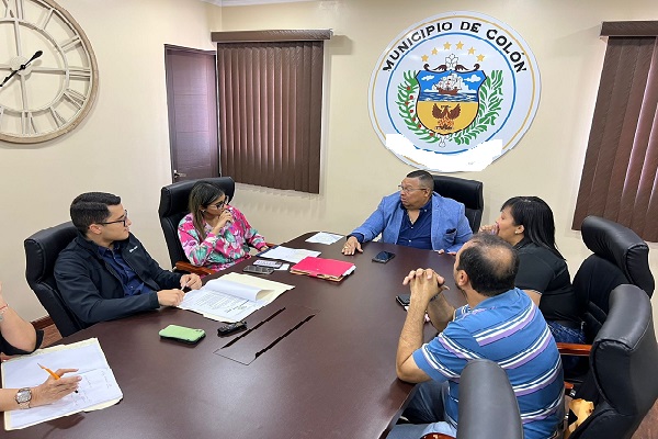 Las autoridades se reunieron recientemente y el alcalde Alex Lee, puso una fecha para que el Miviot y el Ministerio de Cultura le den una respuesta a los proyectos estancados. Foto. Diomedes Sánchez