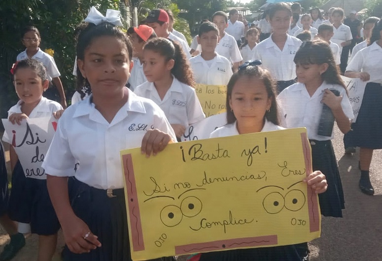 Durante la protesta, la comunidad educativa portaba pancartas y gritaban consignas. Foto: Thays Domínguez