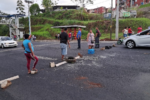 Los residentes de estos sectores, aseguran que tienen más de dos meses y días sin el vital líquido, afectando las labores cotidianas del hogar. Foto. Diomedes Sánchez