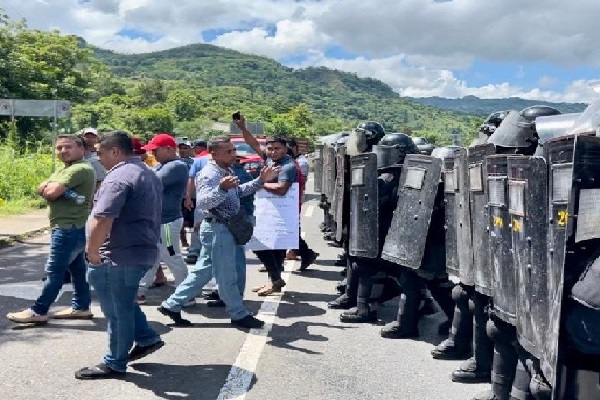 Los manifestantes señalaron que la carretera desde Viguí hasta Llano Ñopo comprende 33 kilómetros y hace más de tres meses que se comprometieron con los trabajos que se iban a realizar. Foto. Cortesía