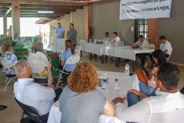 En la reunión estuvieron presentes representantes de más de 38 promotoras, así como los gobernadores de ambas provincias. Foto. Thays Domínguez