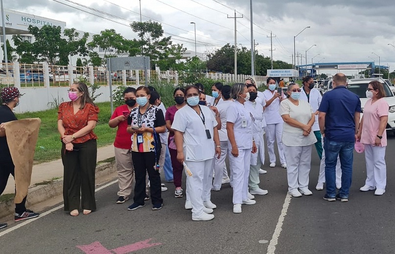 La situación provocó que un grupo de funcionarios, principalmente del área de Enfermería, salieran a las calles. Foto: Thays Dominguez 