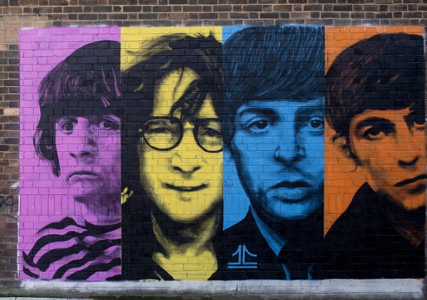 Un mural con las caras de The Beatles en Liverpool. Foto: EFE/EPA/PETER POWELL